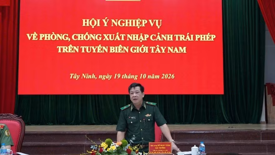 Thiếu tướng Đỗ Ngọc Toàn, Cục trưởng Cục Cửa khẩu, Bộ Tư lệnh Bộ đội Biên phòng, Bộ Quốc phòng phát biểu chỉ đạo tại hội nghị.