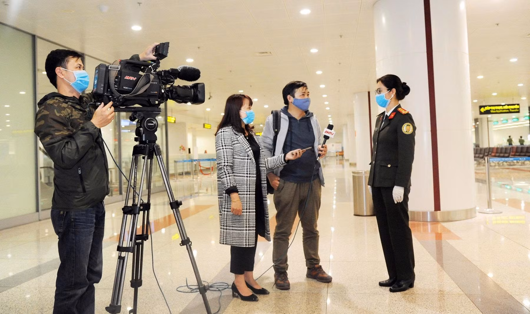 Báo CAND và ANTV tác nghiệp tại Cảng hàng không Nội Bài.