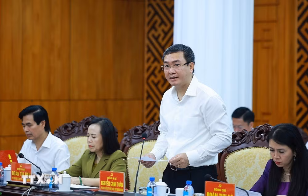 Chủ tịch Ủy ban Nhân dân tỉnh Lạng Sơn Nguyễn Cảnh Toàn báo cáo kết quả thực hiện nhiệm vụ phát triển kinh tế-xã hội của tỉnh.
