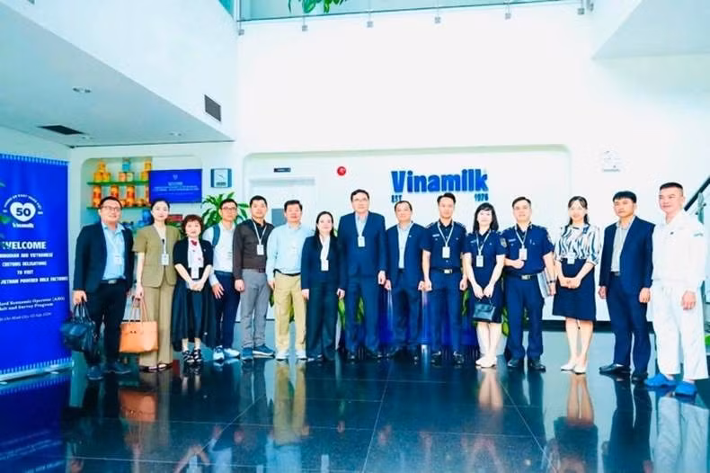 Đoàn công tác của Hải quan Việt Nam và Hải quan Campuchia đến tìm hiểu thực tế tại Vinamilk.