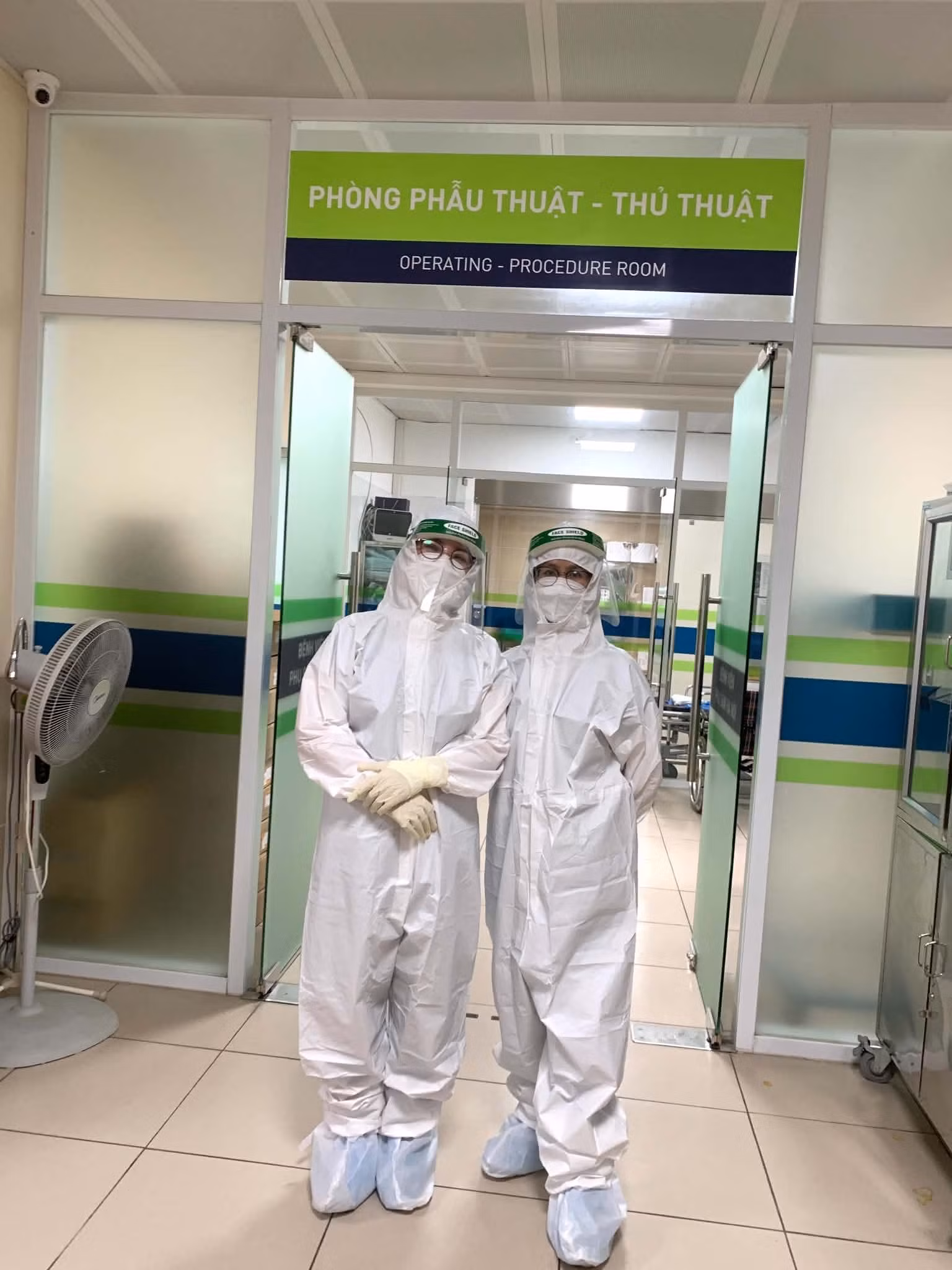Phóng viên Trần Hằng - bìa trái - tác nghiệp tại Bệnh viện Phụ sản Hà Nội cơ sở 2.