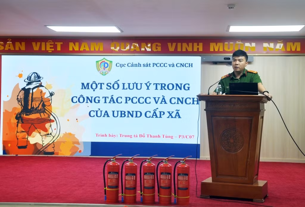 Trung tá Đỗ Thanh Tùng chia sẻ nhiều kinh nghiệm thực tiễn về quản lý nhà nước đối với công tác PCCC và CNCH ở cấp cơ sở.