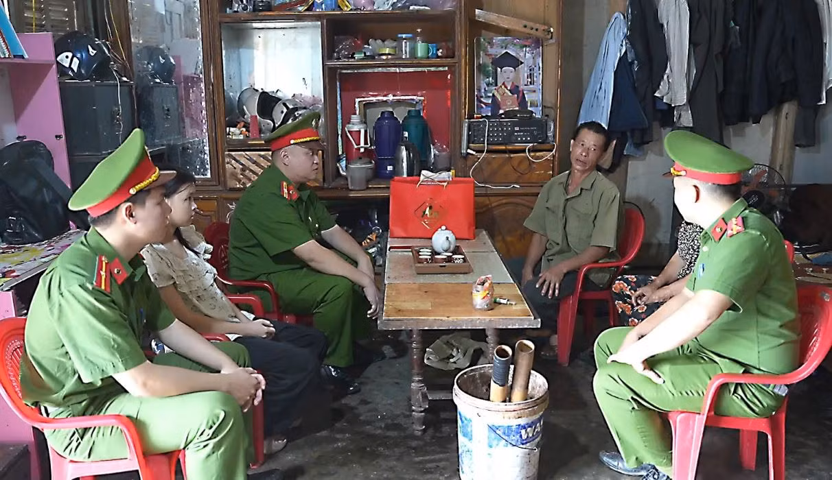 Cán bộ, chiến sĩ Công an xã Đông Cuông thường xuyên thăm hỏi, động viên, nắm bắt tình hình học tập của em Bảo Trâm.