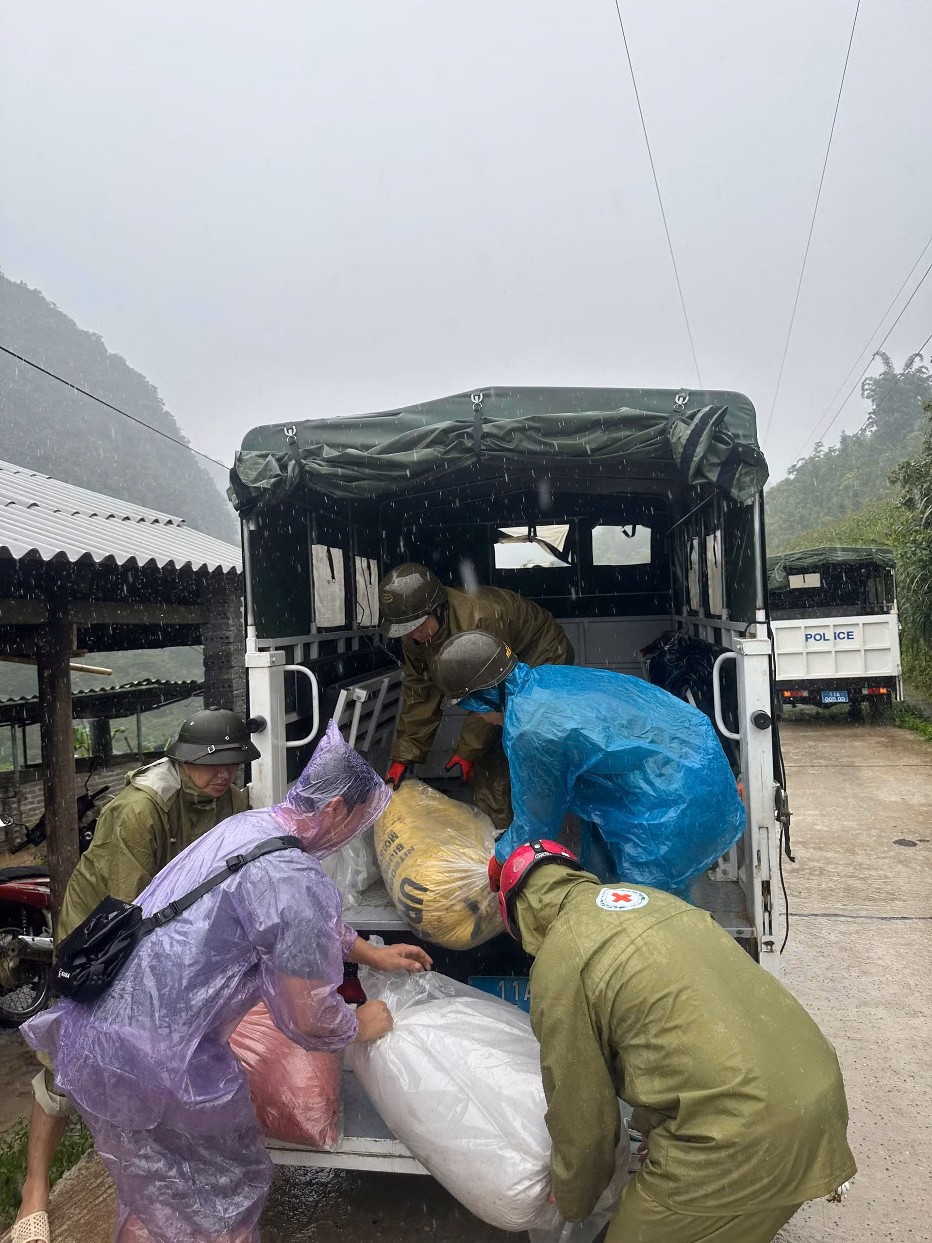 anh-6-cong-an-xa-thanh-long-ho-tro-truong-tieu-hoc-va-thcs-ngoc-dong-di-chuyen-tai-san-trang-thiet-bi-den-noi-an-toan.jpg