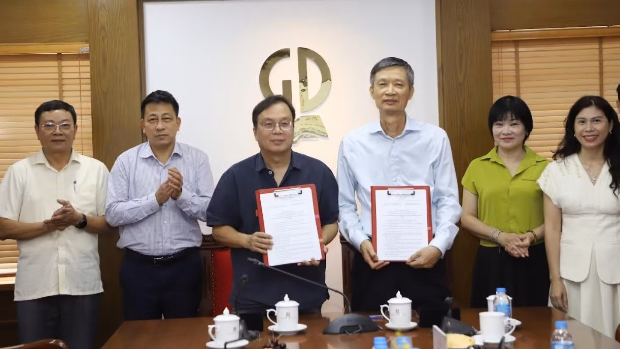 Ông Nguyễn Tiến Thanh, Chủ tịch HĐTV, Tổng Giám đốc NXBGDVN và TS. Nguyễn Khắc Khanh, Chủ tịch Hiệp hội Sách giáo dục và Học liệu điện tử Việt Nam ký kết thỏa thuận hợp tác giữa hai đơn vị.