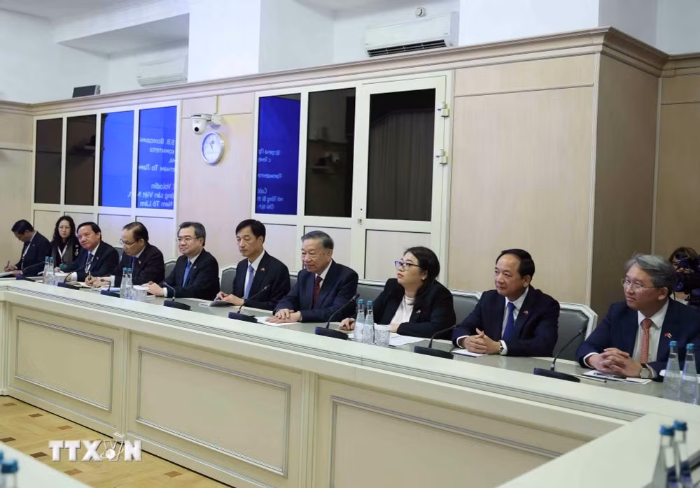 Tổng Bí thư, Chủ tịch nước Tô Lâm và thành viên đoàn cấp cao Việt Nam tại cuộc hội kiến Chủ tịch Duma Quốc gia Nga Vyacheslav Volodin.