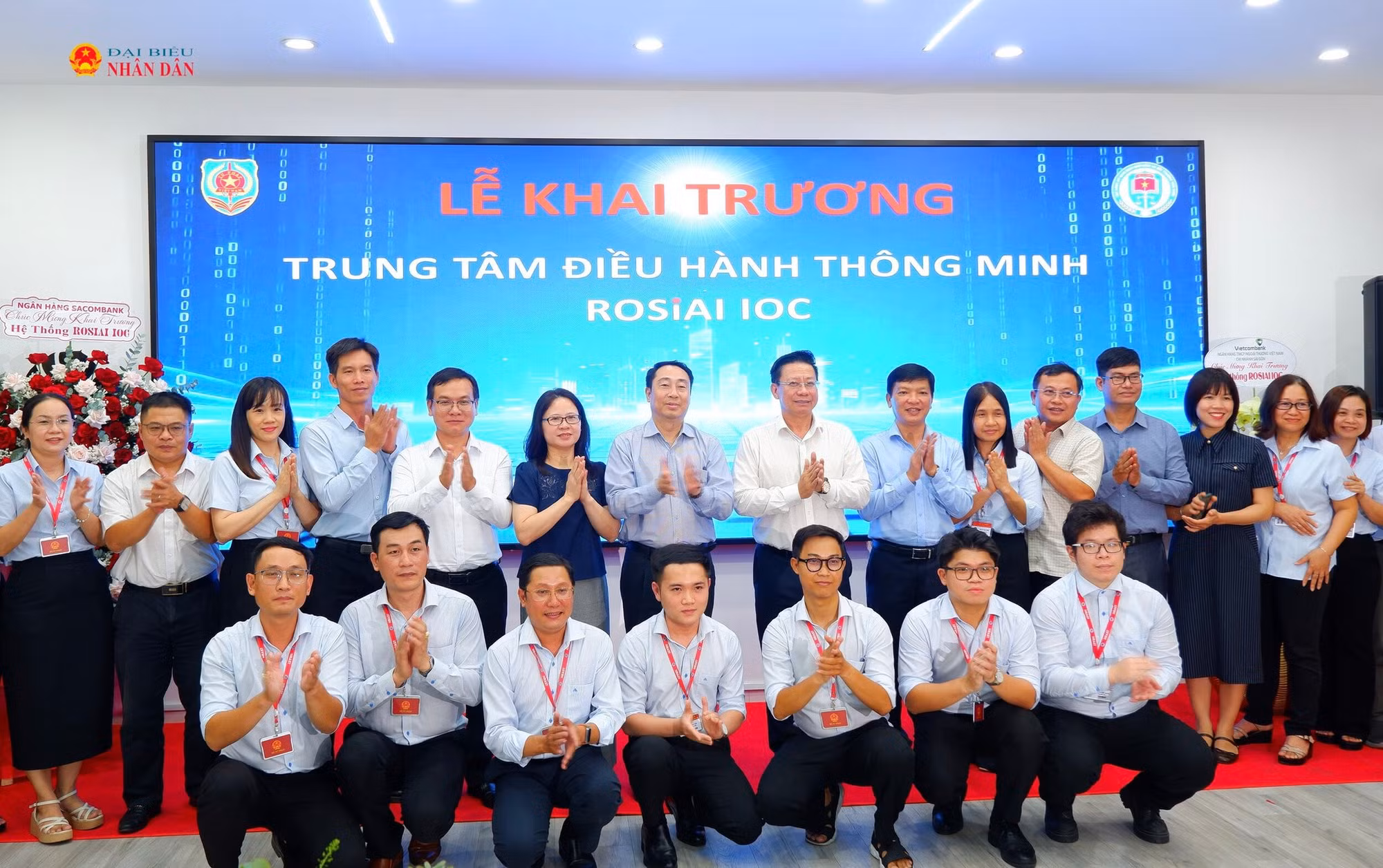 Thứ trưởng Bộ Tư pháp Nguyễn Thanh Ngọc, Cục trưởng Cục Đăng ký giao dịch bảo đảm và Bồi thường nhà nước Lê Vệ Quốc và các cán bộ trung tâm.