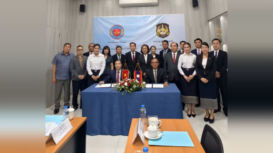 Đoàn công tác đã có buổi làm việc và hội đàm song phương với Hải quan Viêng Chăn nhằm rà soát, đánh giá kết quả triển khai công tác phối hợp, hợp tác giữa hai đơn vị theo Biên bản Hội nghị song phương ký ngày 28/8/2024, đồng thời trao đổi, thống nhất các định hướng hợp tác trong thời gian tới.