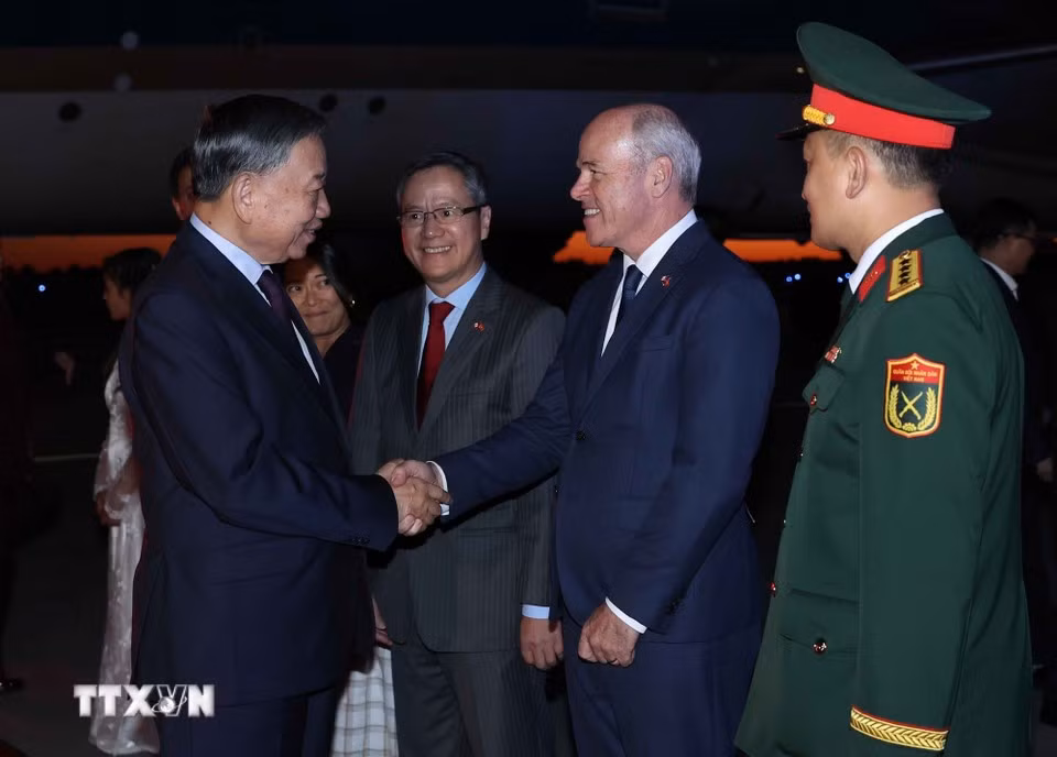 Quan chức Chính phủ Canada và cán bộ, nhân viên Đại sứ quán Việt Nam đón Tổng Bí thư, Chủ tịch nước Tô Lâm tại sân bay quốc tế Macdonald-Cartier, Ottawa. Ảnh: TTXVN