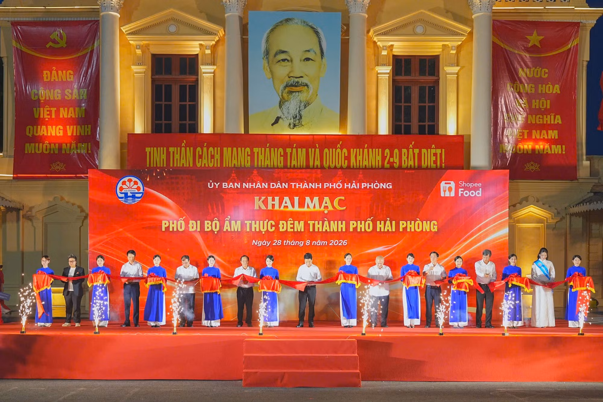 Nghi thức khai mạc Phố đi bộ và phát triển kinh tế đêm Hải Phòng.