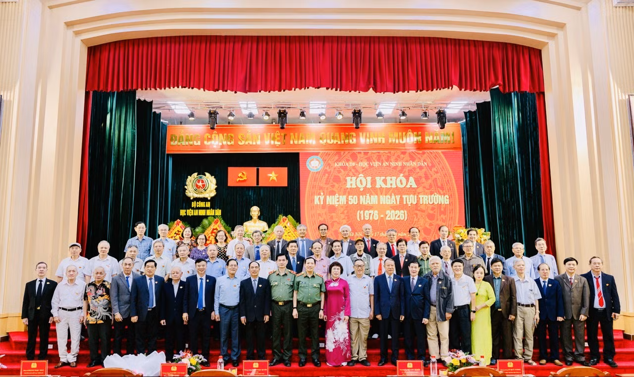 Các đại biểu, thầy cô giáo và đại diện Ban liên lạc khóa D8 chụp ảnh lưu niệm.