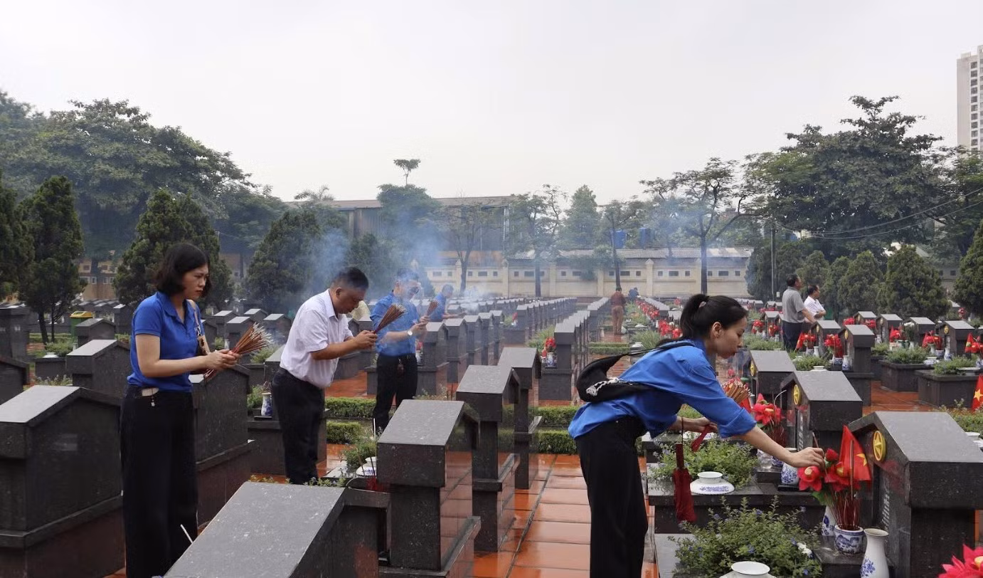 Ban Quản lý dự án Xây dựng điện miền Bắc tổ chức dâng hương tưởng niệm các Anh hùng liệt sĩ tại Nghĩa trang Liệt sĩ Hà Nội.