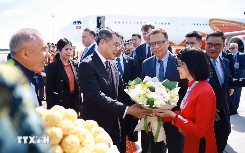 Lễ đón Thủ tướng Lê Minh Hưng đến TP Kazan, Cộng hòa Tatarsta, Liên bang Nga bắt đầu chuyến tham dự Hội nghị Cấp cao Kỷ niệm 35 năm quan hệ ASEAN-Nga.
