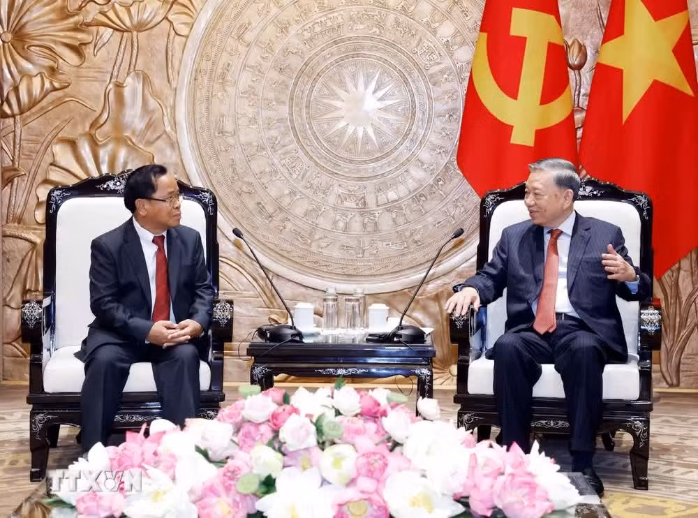 Tổng Bí thư, Chủ tịch nước Tô Lâm tiếp Ủy viên Bộ Chính trị, Phó Thủ tướng, Bộ trưởng Bộ Tư pháp Lào Khamphan Phommathat.