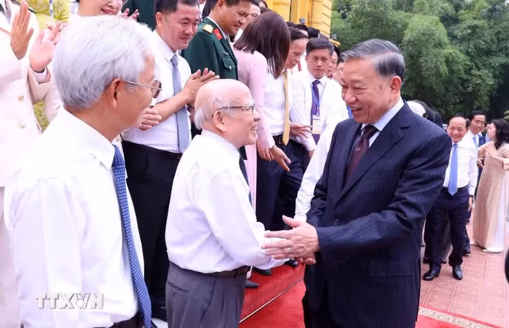 Tổng Bí thư, Chủ tịch nước Tô Lâm với các nhà báo tiêu biểu.