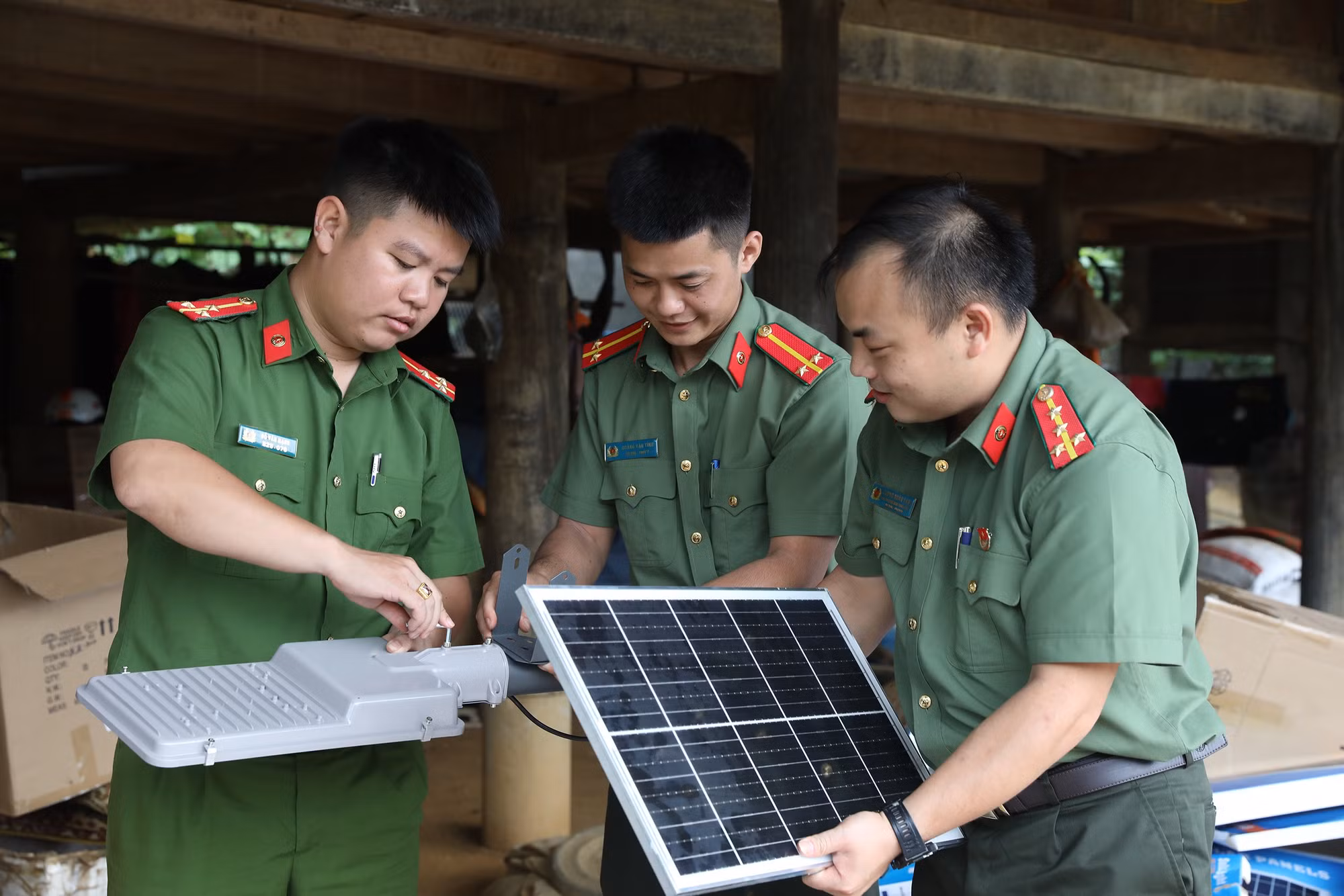 Các trang thiết bị được CBCS lắp đặt mang vào vận hành tại bản làng vùng cao.