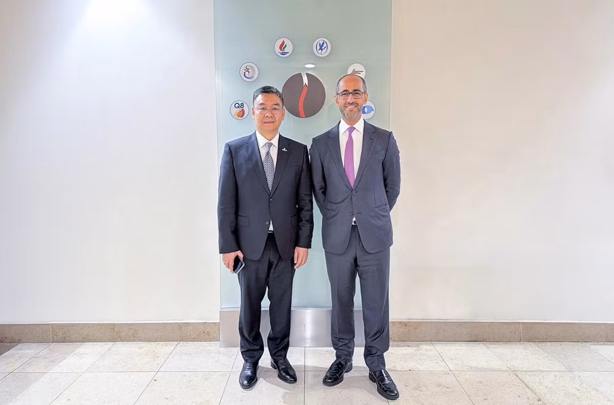 Ông Lê Mạnh Cường – Tổng Giám đốc PETROVIETNAM và ông Shaikh Nawaf S. Al-Sabah – Phó Chủ tịch kiêm Tổng Giám đốc KPC chụp ảnh lưu niệm tại buổi làm việc ở London.