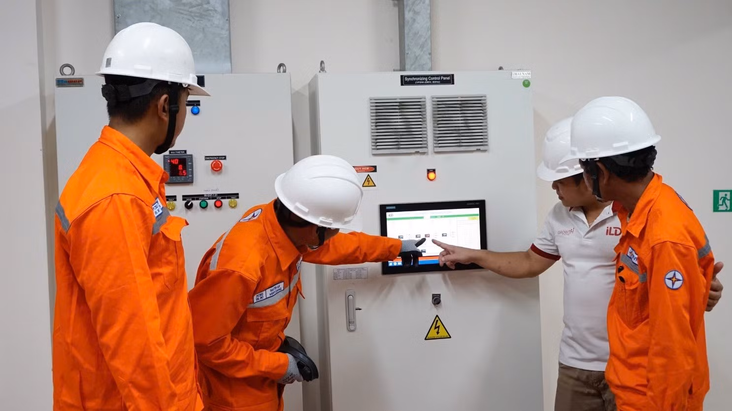 Nhân viên EVNSPC làm việc với doanh nghiệp tư vấn các giải pháp sử dụng điện tiết kiệm, hiệu quả.