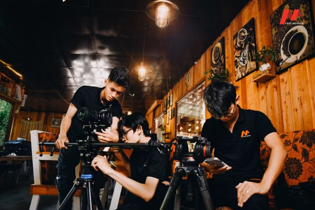 Đằng sau mỗi dự án là nỗ lực của hàng trăm con người. Ảnh: Fast Motion