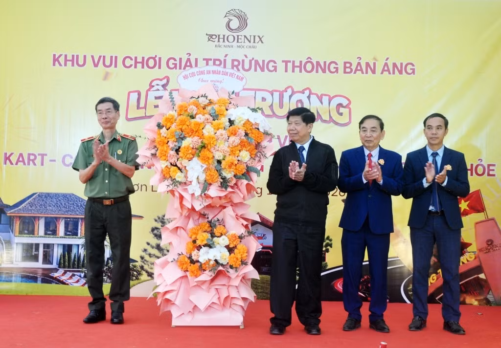 Thiếu tướng Phạm Văn Miên thay mặt Hội Cựu CAND Việt Nam tặng hoa chúc mừng Công ty Phượng Hoàng Mộc Châu.