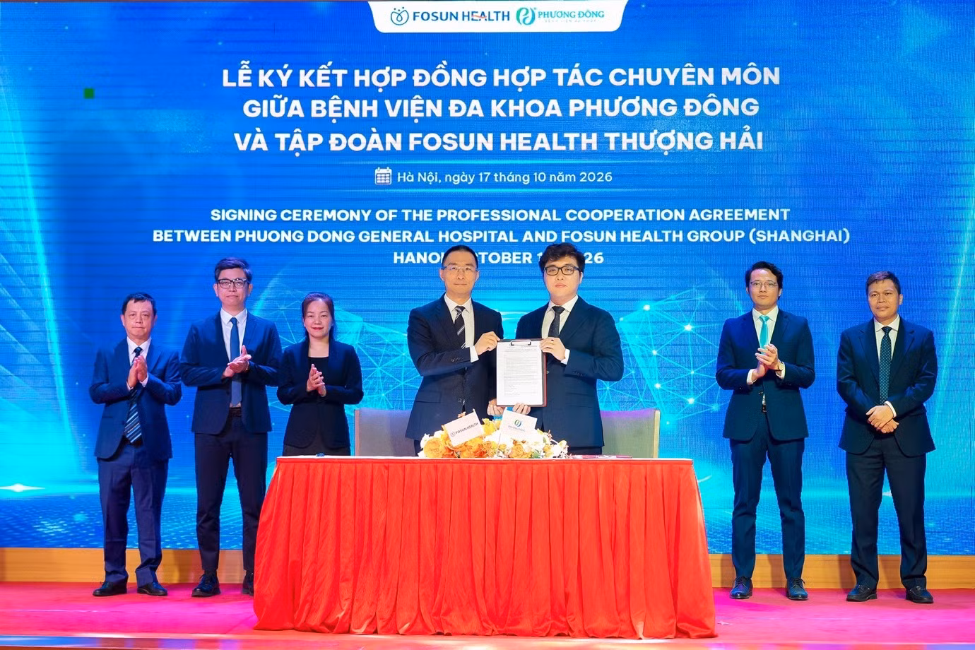 Đại diện Bệnh viện Đa khoa Phương Đông và Tập đoàn Y tế Fosun Health Thượng Hải thực hiện ký kết hợp tác nhằm mang đến cơ hội mới cho bệnh nhân ung thư tại Việt Nam.