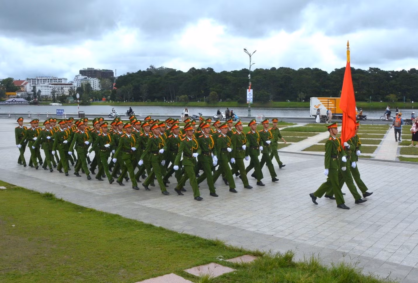 Công an tỉnh Lâm Đồng luyện tập chuẩn bị cho lễ khai mạc Đại hội thể dục thể thao tỉnh Lâm Đồng.