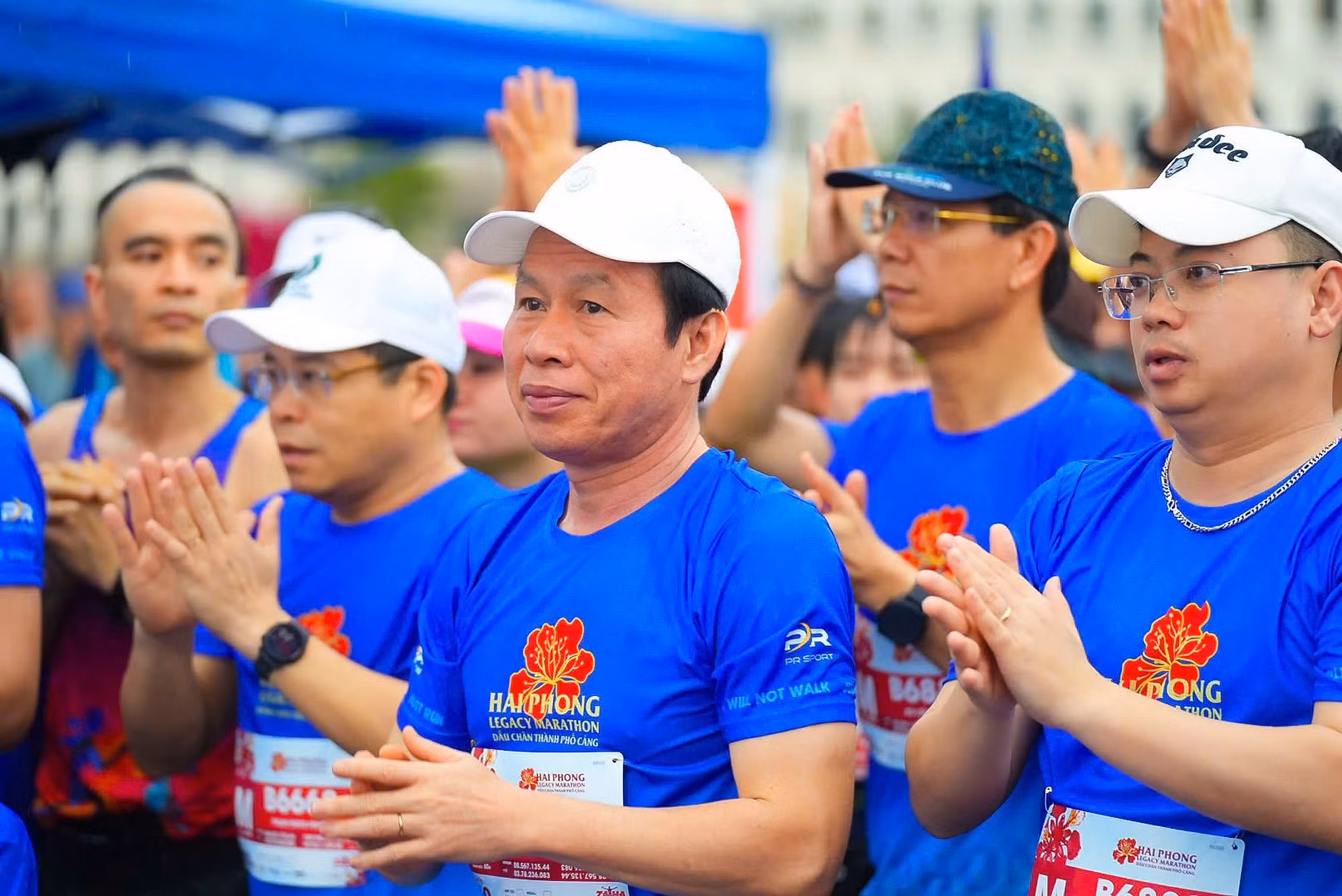 Phó Thủ tướng Lê Tiến Châu (giữa) tham gia với tư cách VĐV.