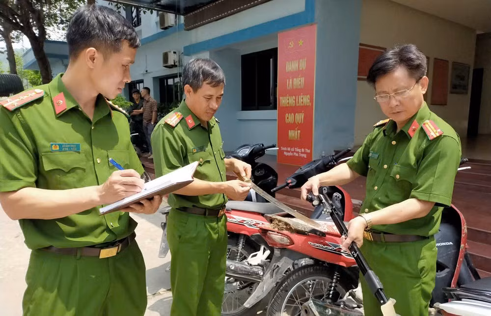 Công an Thanh Hóa thu giữ số hung khí của nhóm thanh niên sống ảo.