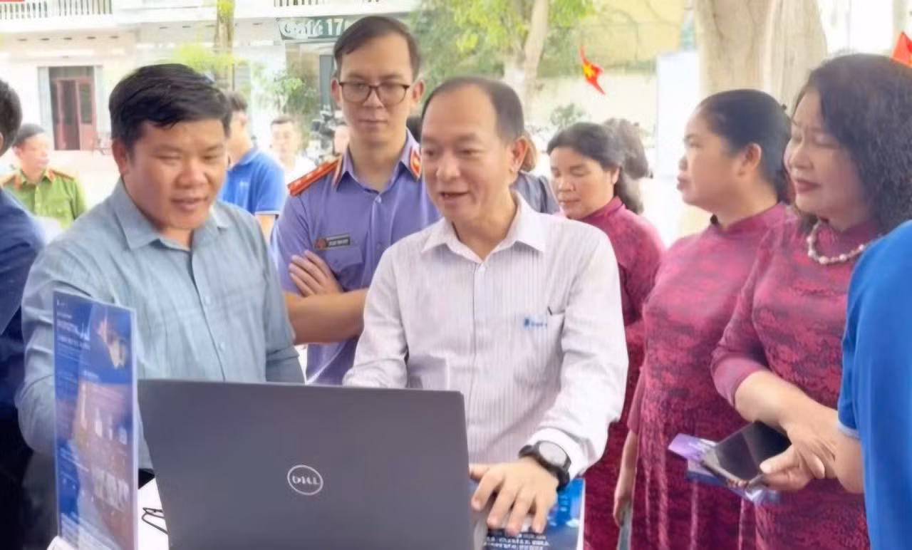 Người dân tìm hiểu công nghệ số tại ngày hội.