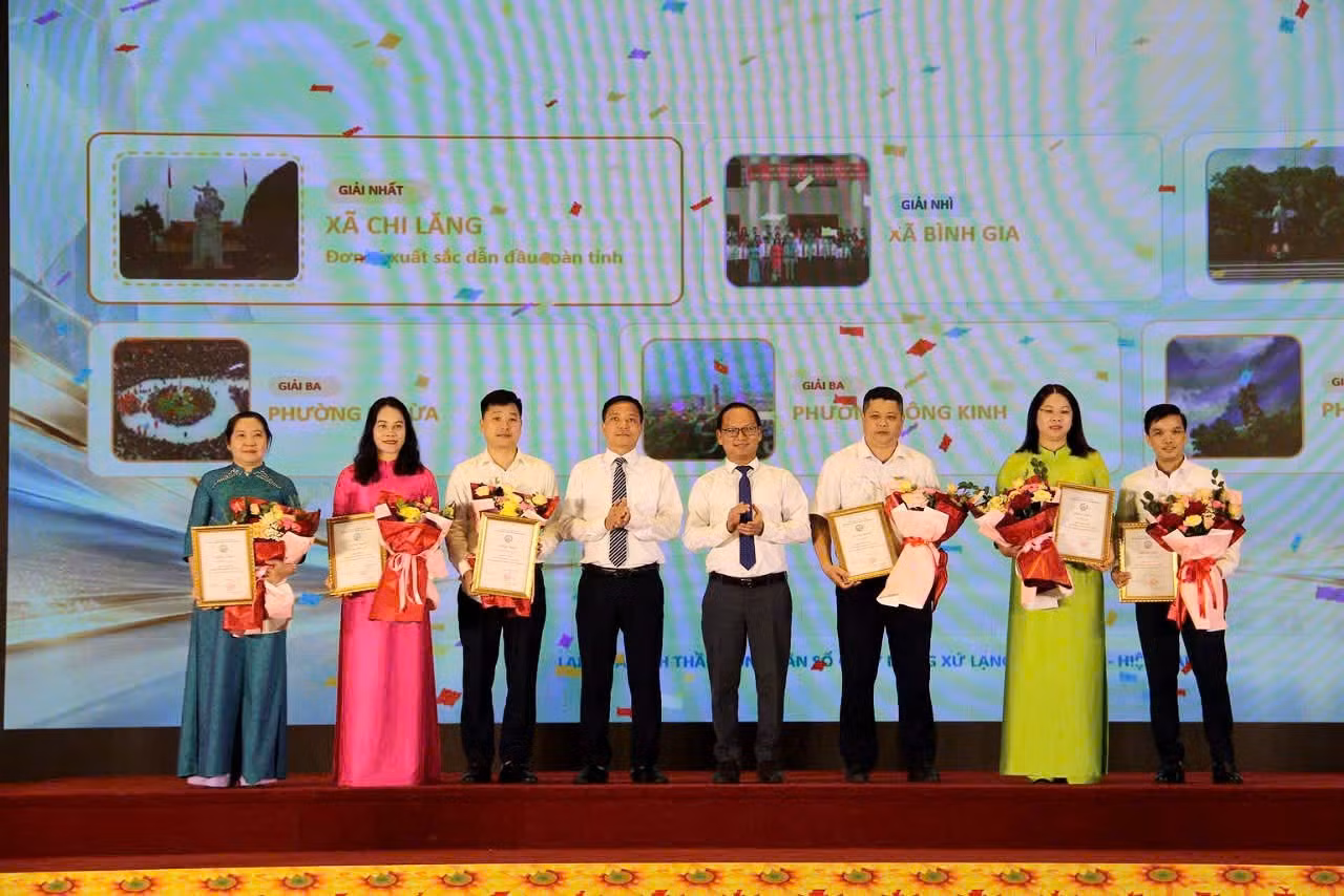 Ban tổ chức trao giải cho các tập thể tiêu biểu cuộc thi trực tuyến “Công dân số Xứ Lạng” năm 2026.