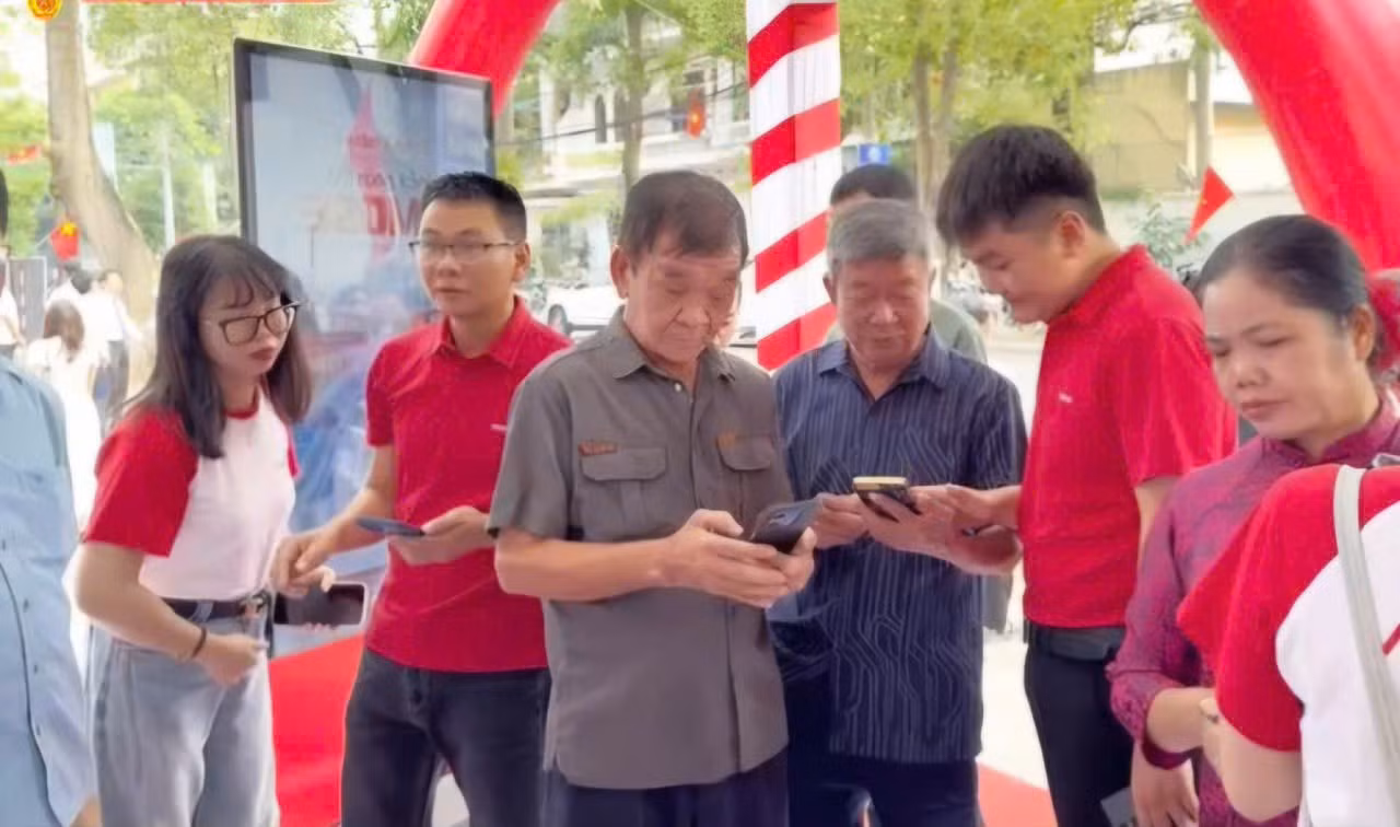 Người dân trải nghiệm Internet tốc độ cao.