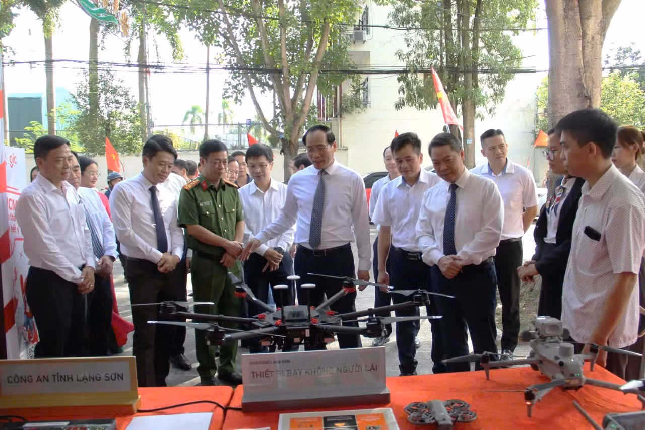 Các đại biểu tham quan trải nghiệm không gian số trong khuôn viên Trung tâm hội nghị tỉnh Lạng Sơn.