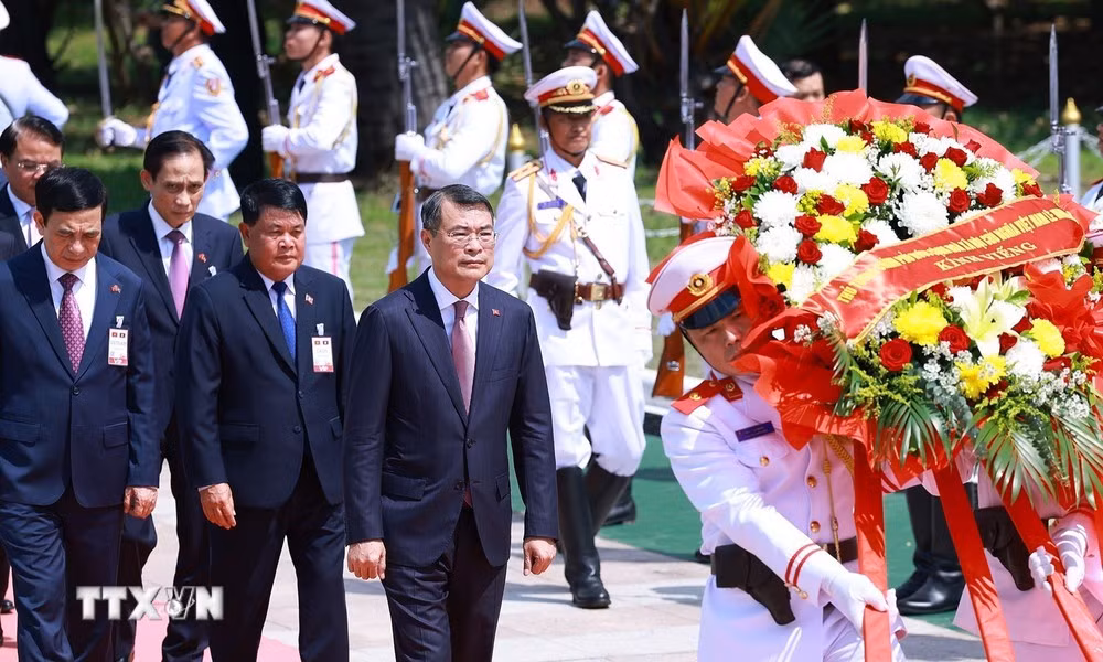 Thủ tướng Lê Minh Hưng và Đoàn đại biểu cấp cao Việt Nam đến đặt vòng hoa tưởng niệm tại Đài liệt sĩ vô danh Lào.