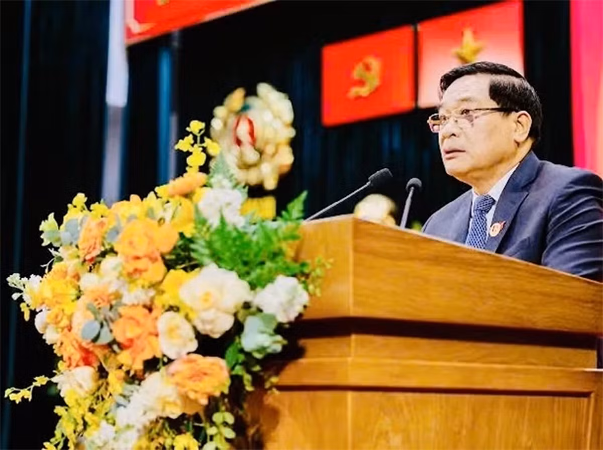 Đồng chí Hà Ngọc Chiến, nguyên Ủy viên TW Đảng, nguyên Chủ tịch Hội đồng Dân tộc của Quốc hội, đại diện cựu học viên khoá D8 phát biểu cảm tưởng.