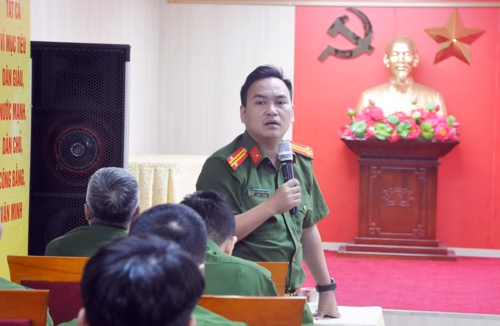Trung tá Nguyễn Danh Luân giải đáp các thắc mắc từ các cán bộ địa phương.