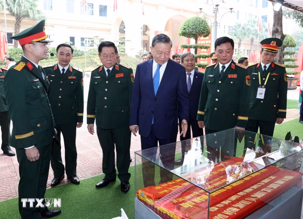 Tổng Bí thư, Chủ tịch nước Tô Lâm và đại biểu xem các tư liệu, hiện vật truyền thống của Lực lượng vũ trang Thủ đô.