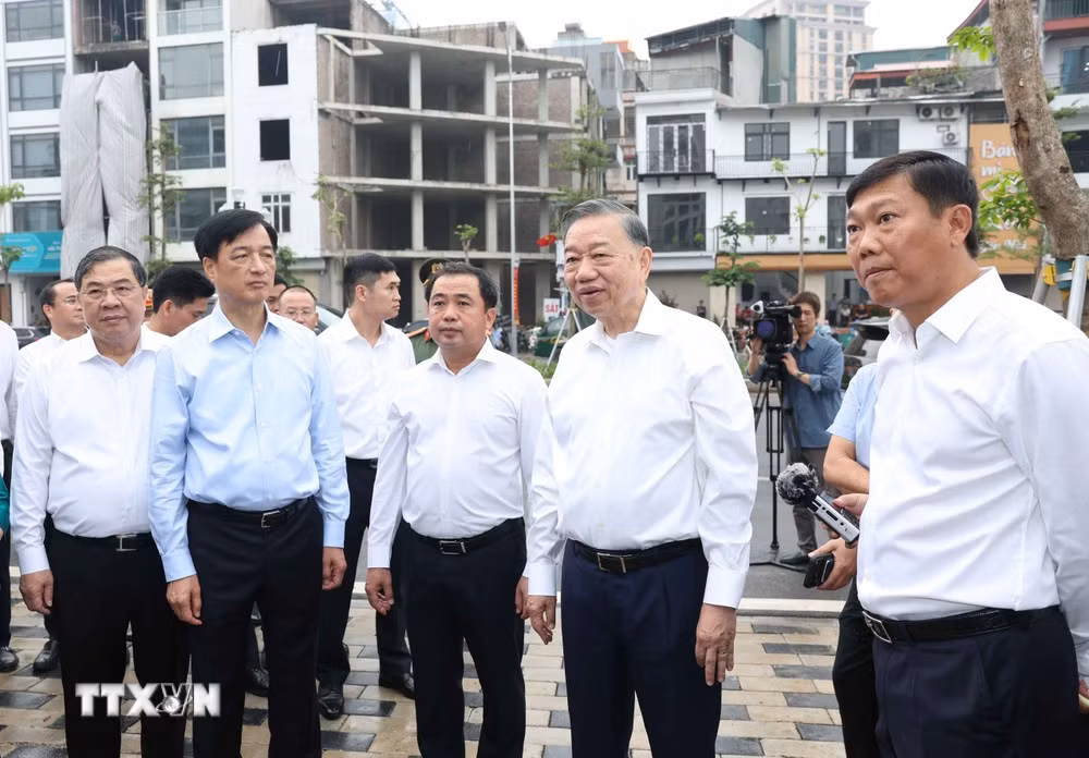 Tổng Bí thư, Chủ tịch nước Tô Lâm thị sát, kiểm tra việc thực hiện dự án đường Vành đai 1 thuộc địa bàn phường Ô Chợ Dừa.