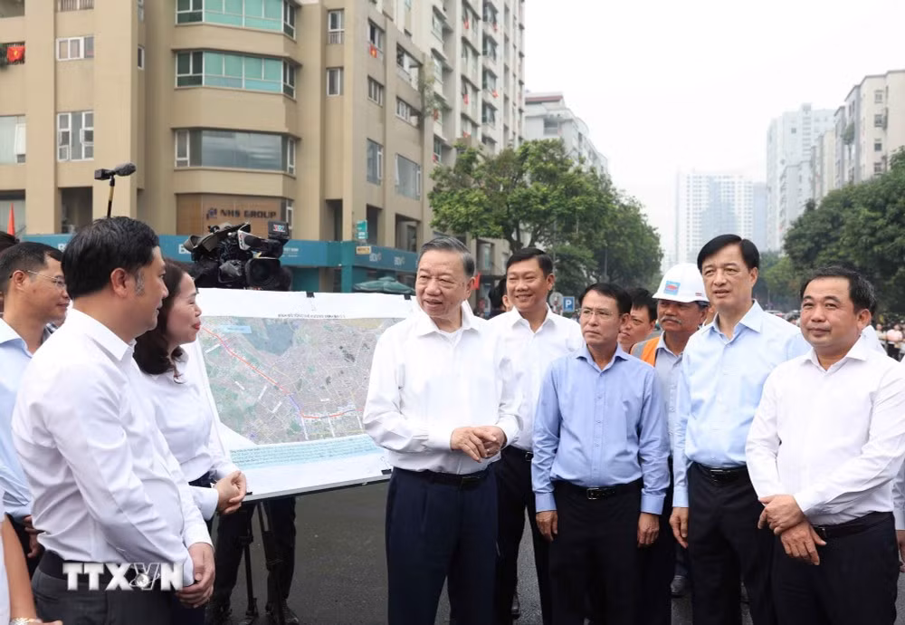 Tổng Bí thư, Chủ tịch nước Tô Lâm kiểm tra việc thực hiện dự án đường Vành đai 2,5 thuộc địa bàn phường Cầu Giấy.