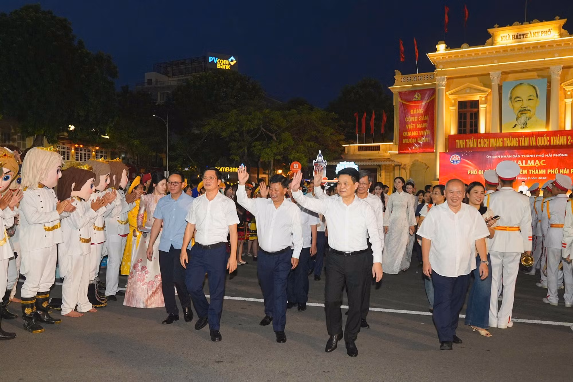 Lãnh đạo TP Hải Phòng và đại biểu tham gia lễ khai mạc Phố đi bộ.