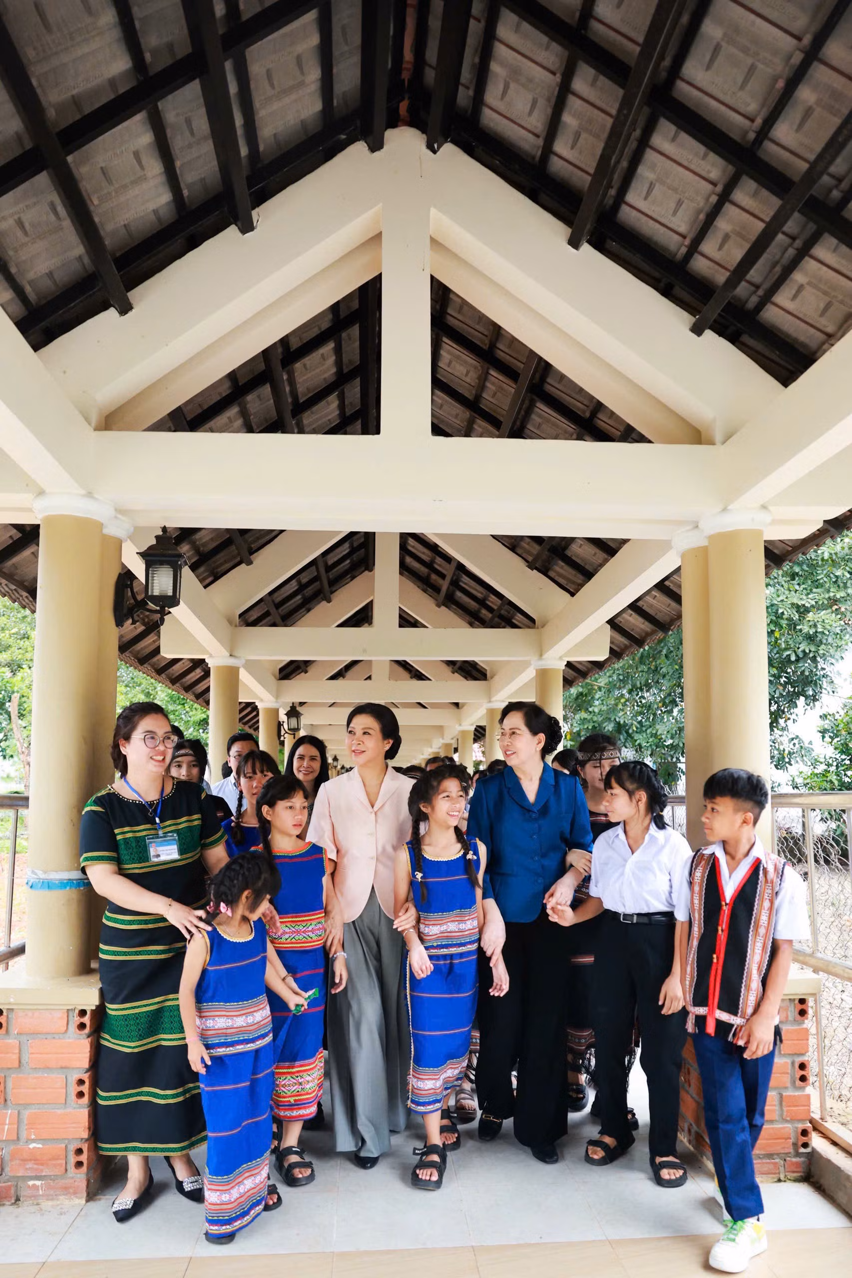 Đoàn công tác động viên các em chăm học, giữ gìn sức khỏe, biết yêu thương, hỗ trợ nhau và tích cực hòa nhập cộng đồng.