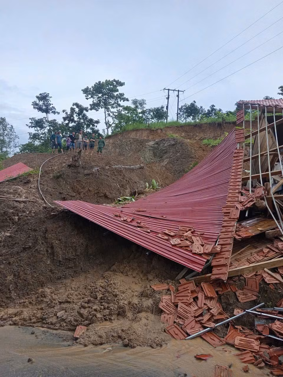 Ngôi nhà bị sập do mưa lớn.