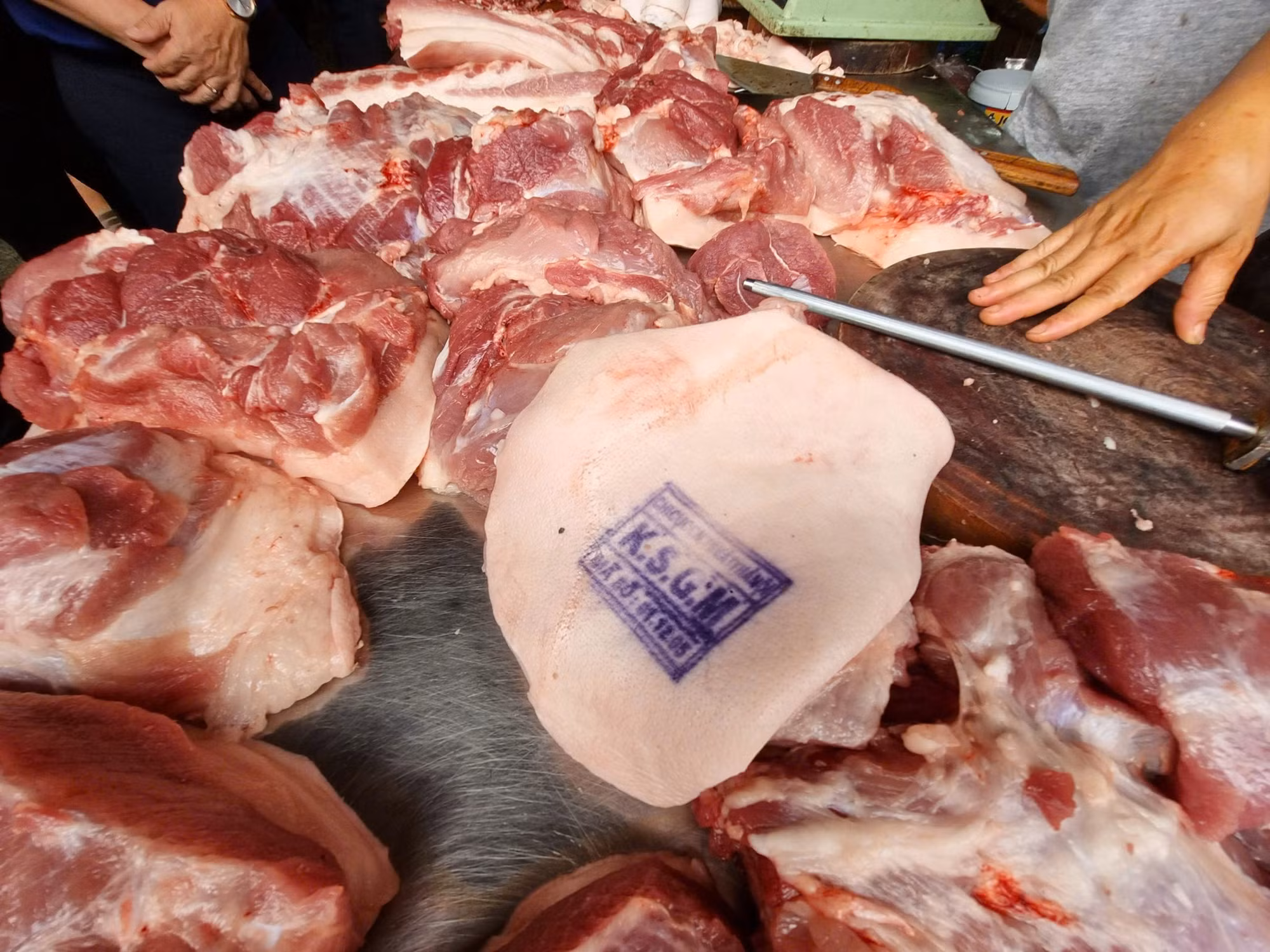 Thịt lợn lưu thông trên thị trường có dấu kiểm soát giết mổ.