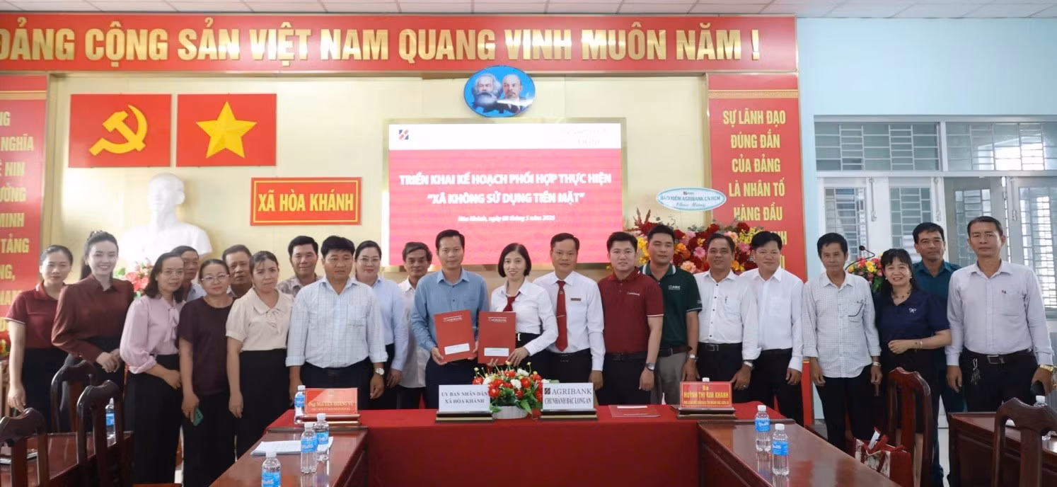 Agribank Chi nhánh Bắc Long An ký kết phối hợp thực hiện “Xã không sử dụng tiền mặt” tại xã Hòa Khánh, tỉnh Tây Ninh.