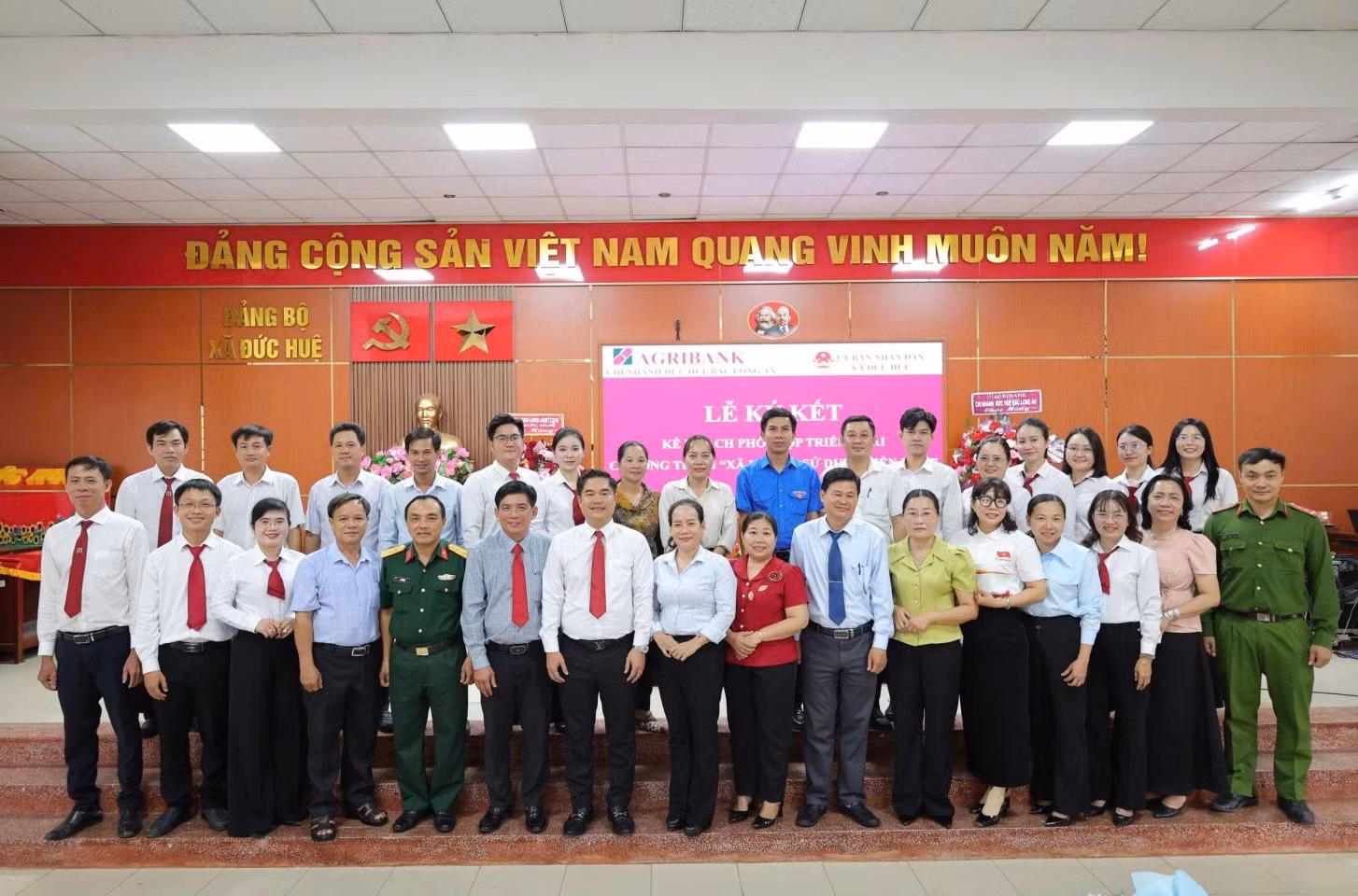 Agribank Chi nhánh Đức Huệ Bắc Long An ký kết Triển khai kế hoạch phối hợp thực hiện “Xã không sử dụng tiền mặt” tại Xã Đức Huệ, tỉnh Tây Ninh.