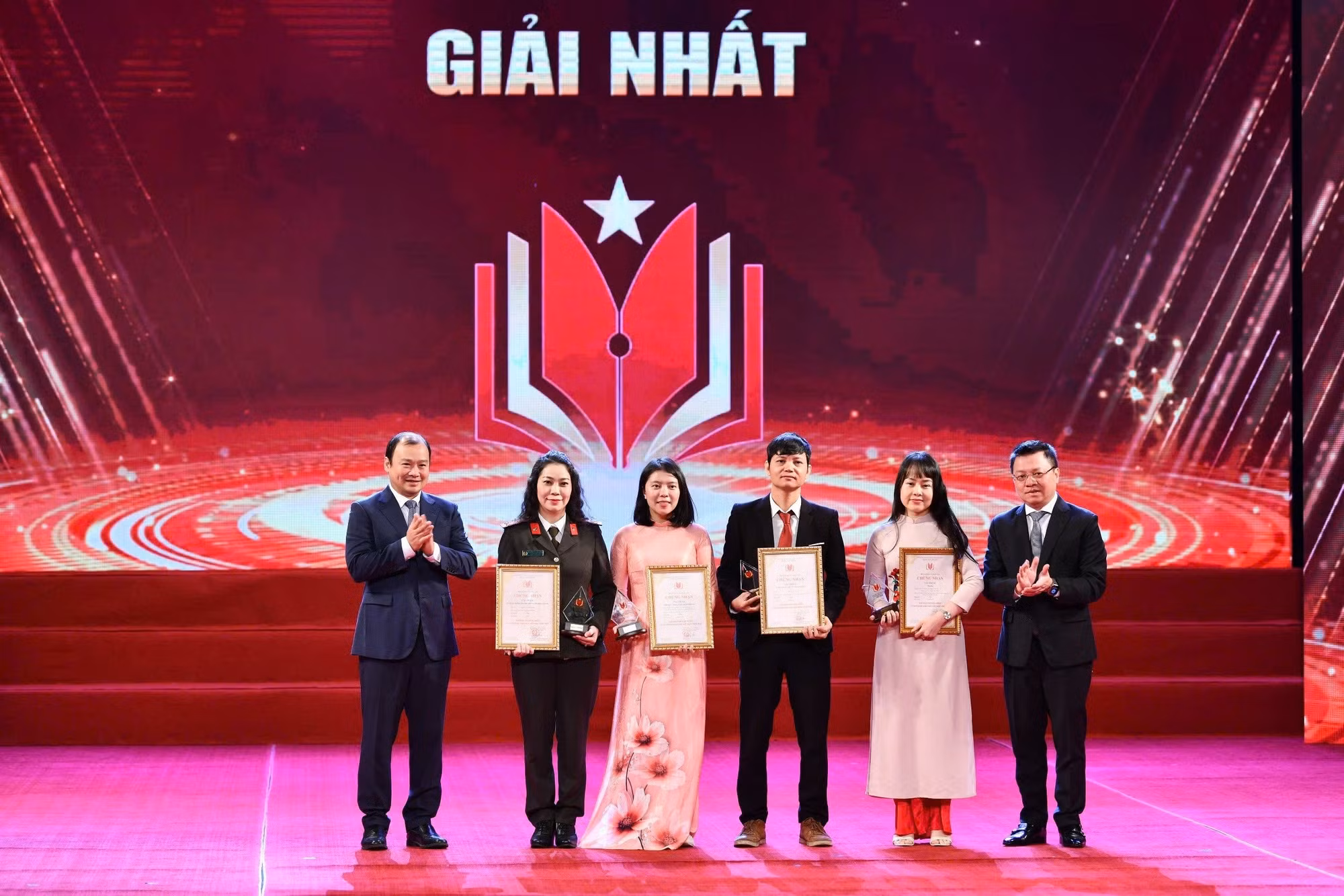 Nhà báo Thu Phương (hiện là Phó Trưởng ban phụ trách Ban Kinh tế - Pháp luật, Báo CAND) được trao Giải Nhất Giải Báo chí toàn quốc “Vì sự nghiệp giáo dục Việt Nam năm 2023”.
