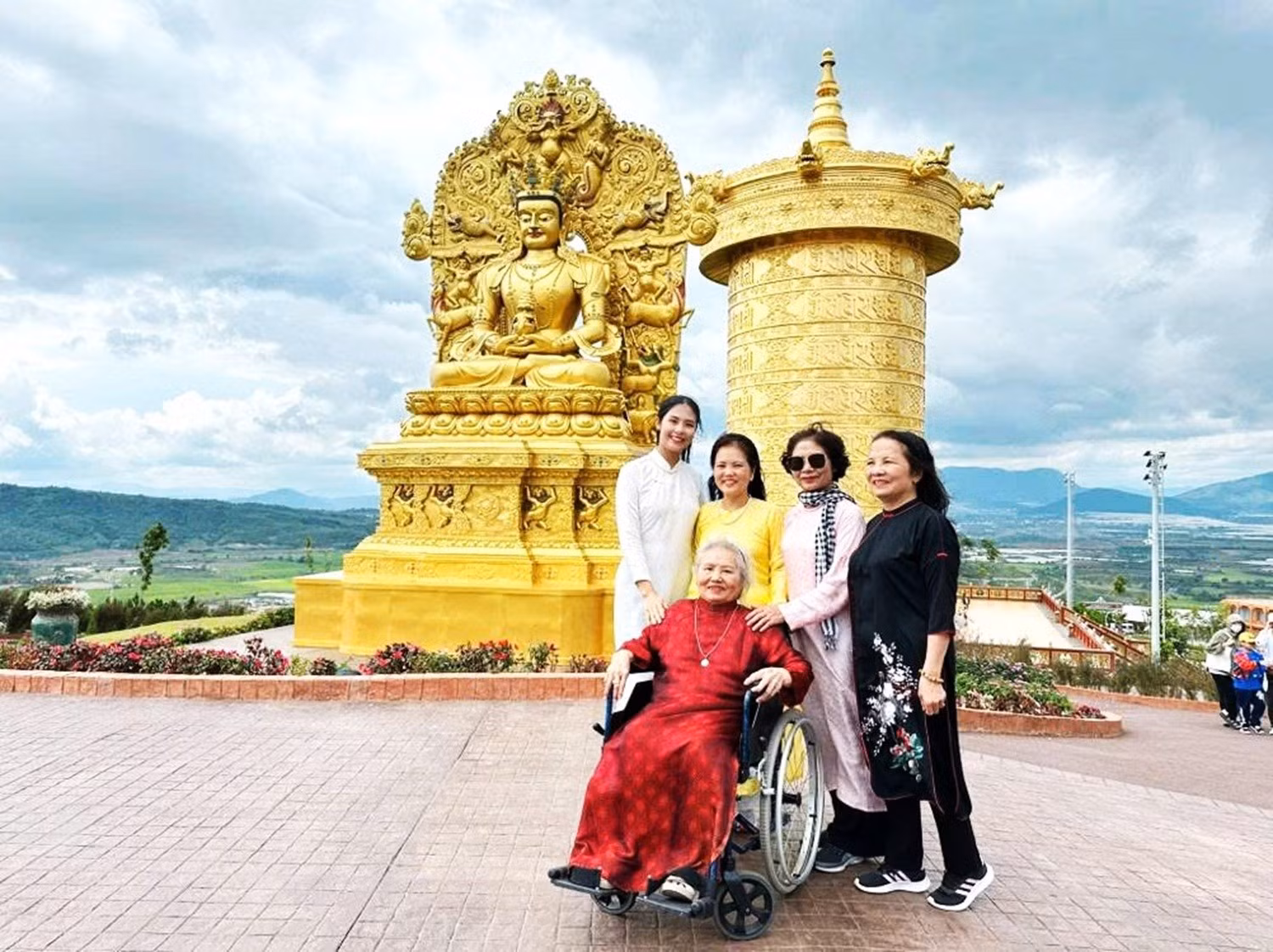 Du khách sum vầy bên nhau ở Samten Hills Dalat.