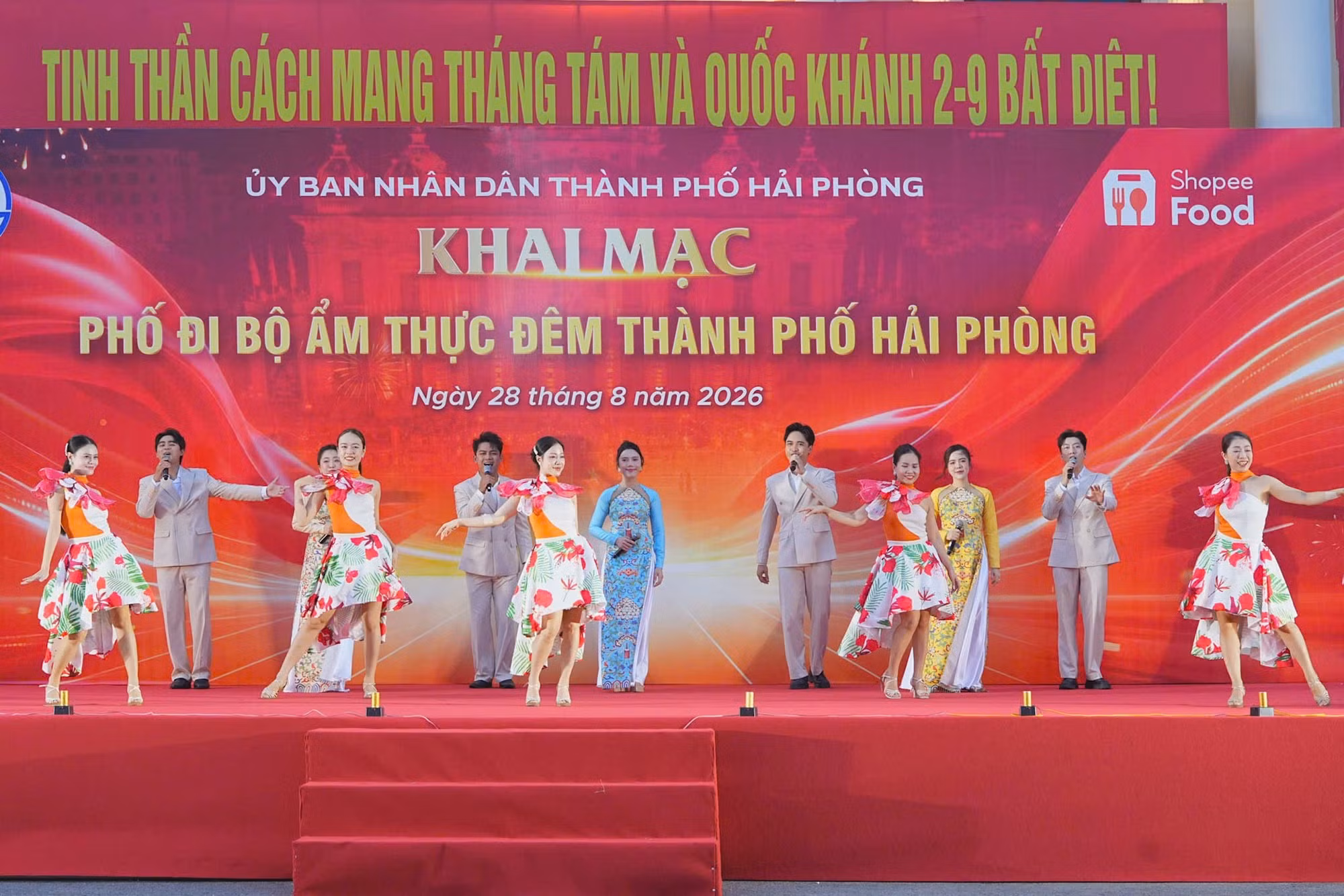 Tiết mục nghệ thuật khai mạc Phố đi bộ Hải Phòng.