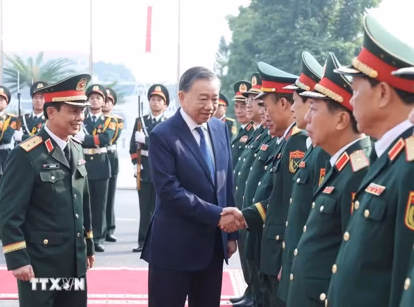 Cán bộ, chỉ huy Bộ Tư lệnh Quân khu 2 đón Tổng Bí thư, Chủ tịch nước Tô Lâm đến dự lễ kỷ niệm.