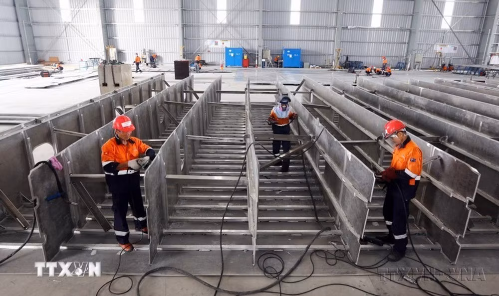 Chế tạo thiết bị đóng tàu biển tại Công ty trách nhiệm hữu hạn một thành viên Austal Việt Nam (vốn đầu tư của Australia) tại Khu công nghiệp Đông Xuyên, TP Hồ Chí Minh. Ảnh: Danh Lam/TTXVN