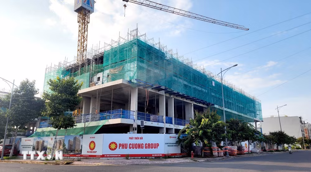 Dự án Nhà ở xã hội tại Khu hành chính và dân cư phường Long Châu (Vĩnh Long) đang đẩy nhanh tiến độ hoàn thành. Ảnh: Phúc Sơn/TTXVN